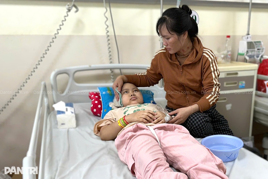 Người mẹ dân tộc Tày nghèo khó cầu xin cộng đồng cứu con gái - 3