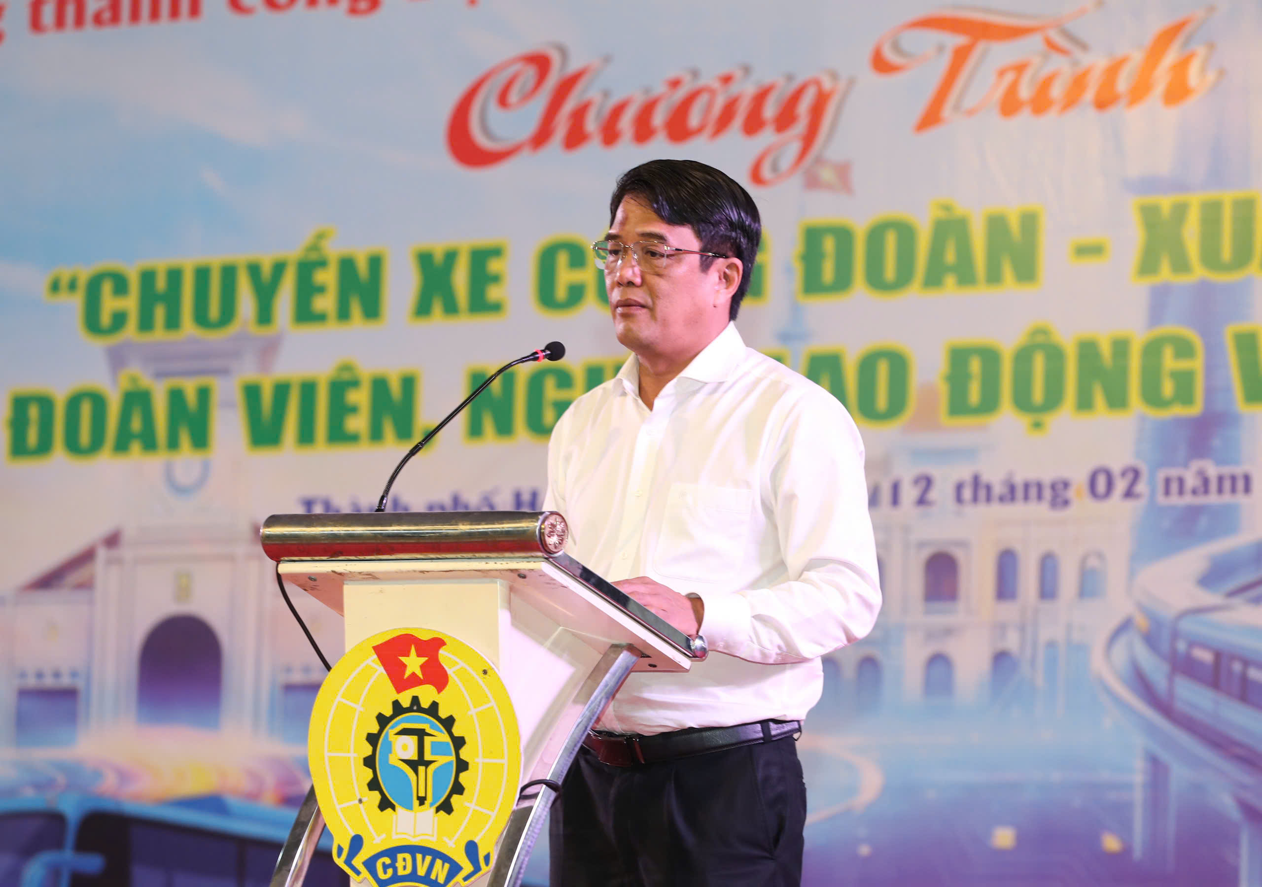 Công nhân xúc động khi lãnh đạo Thành ủy, LĐLĐ TPHCM tiễn về quê đón Tết - Ảnh 2.