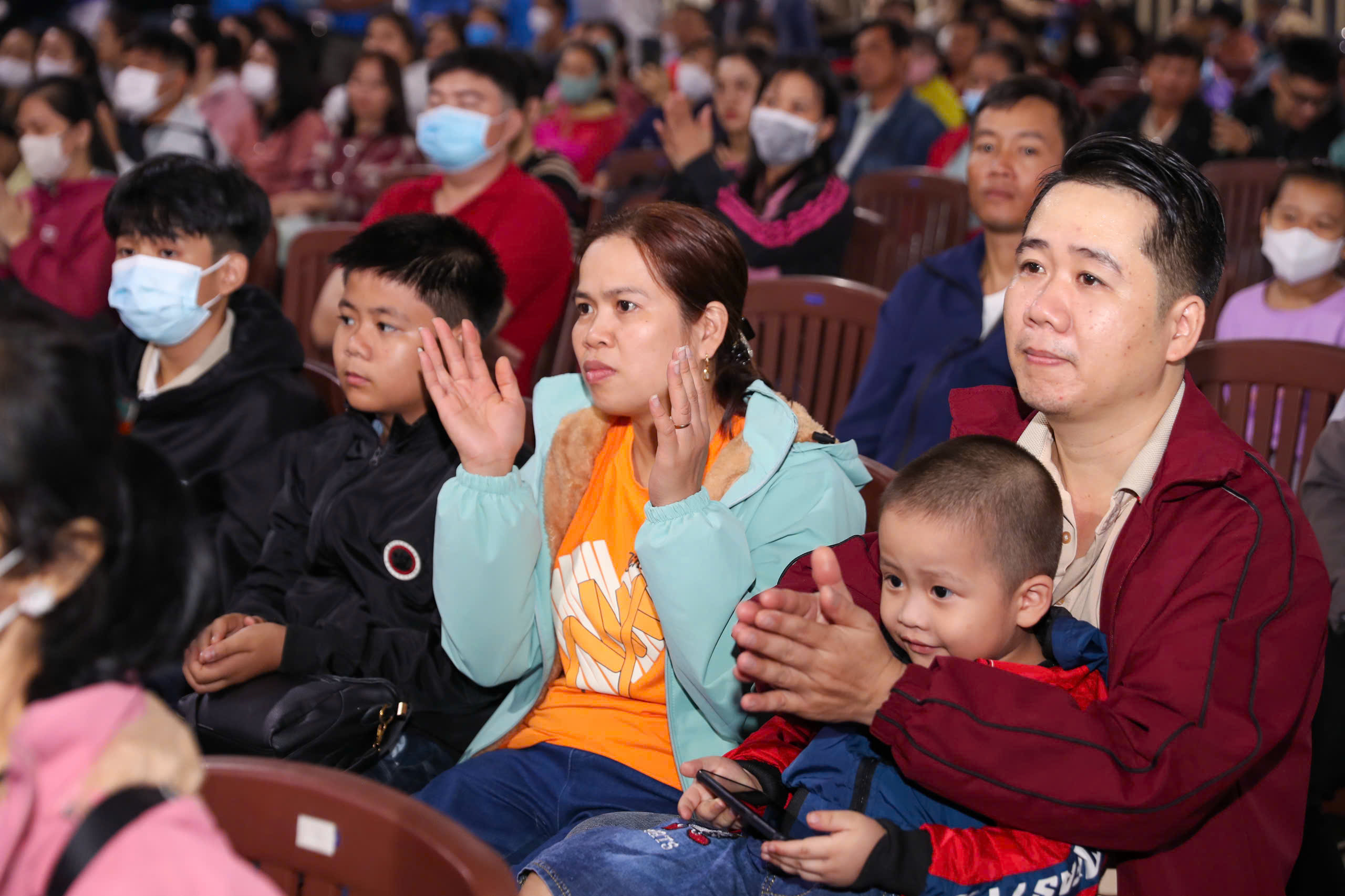 Công nhân xúc động khi lãnh đạo Thành ủy, LĐLĐ TPHCM tiễn về quê đón Tết - Ảnh 3.