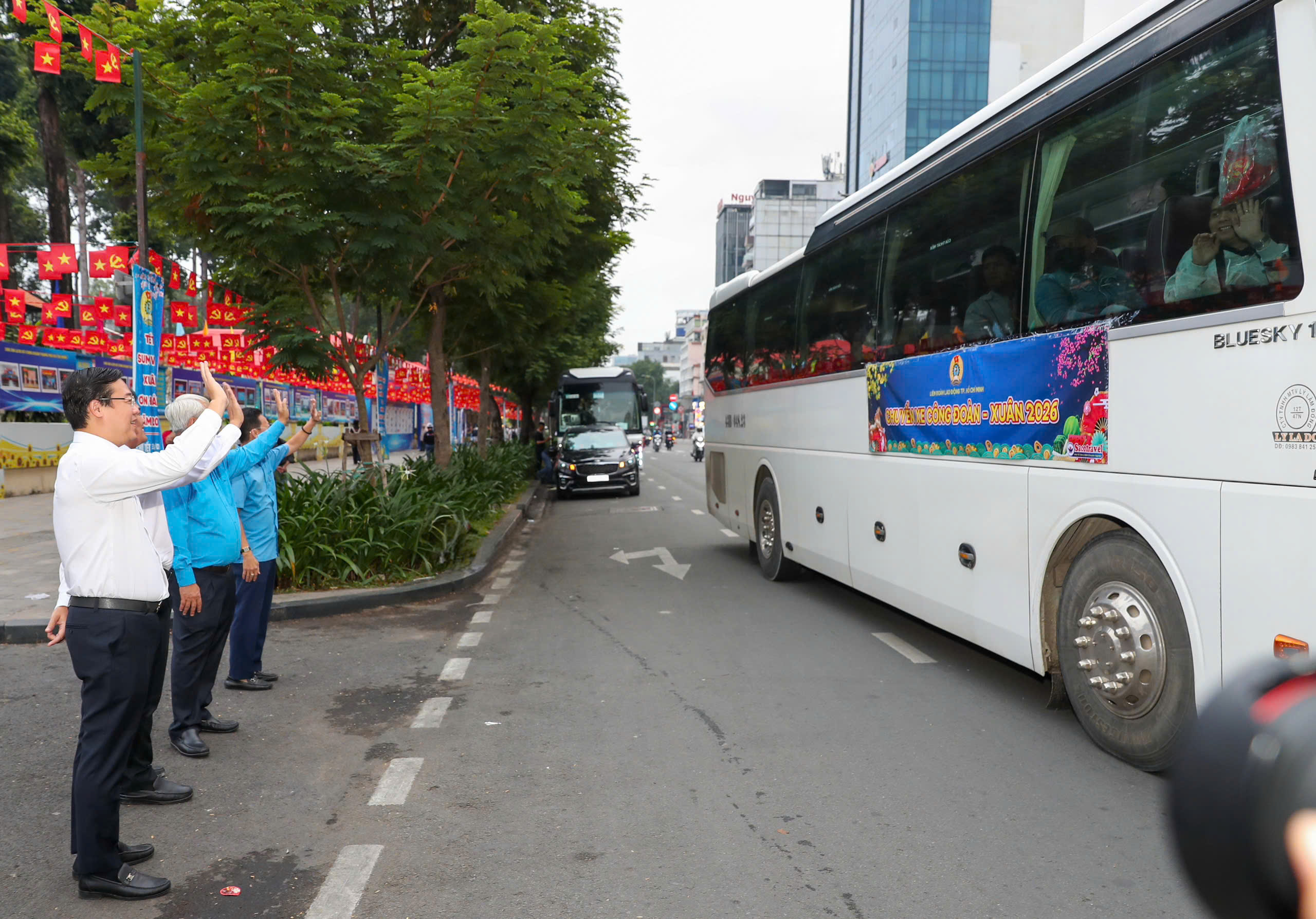 Công nhân xúc động khi lãnh đạo Thành ủy, LĐLĐ TPHCM tiễn về quê đón Tết - Ảnh 7.