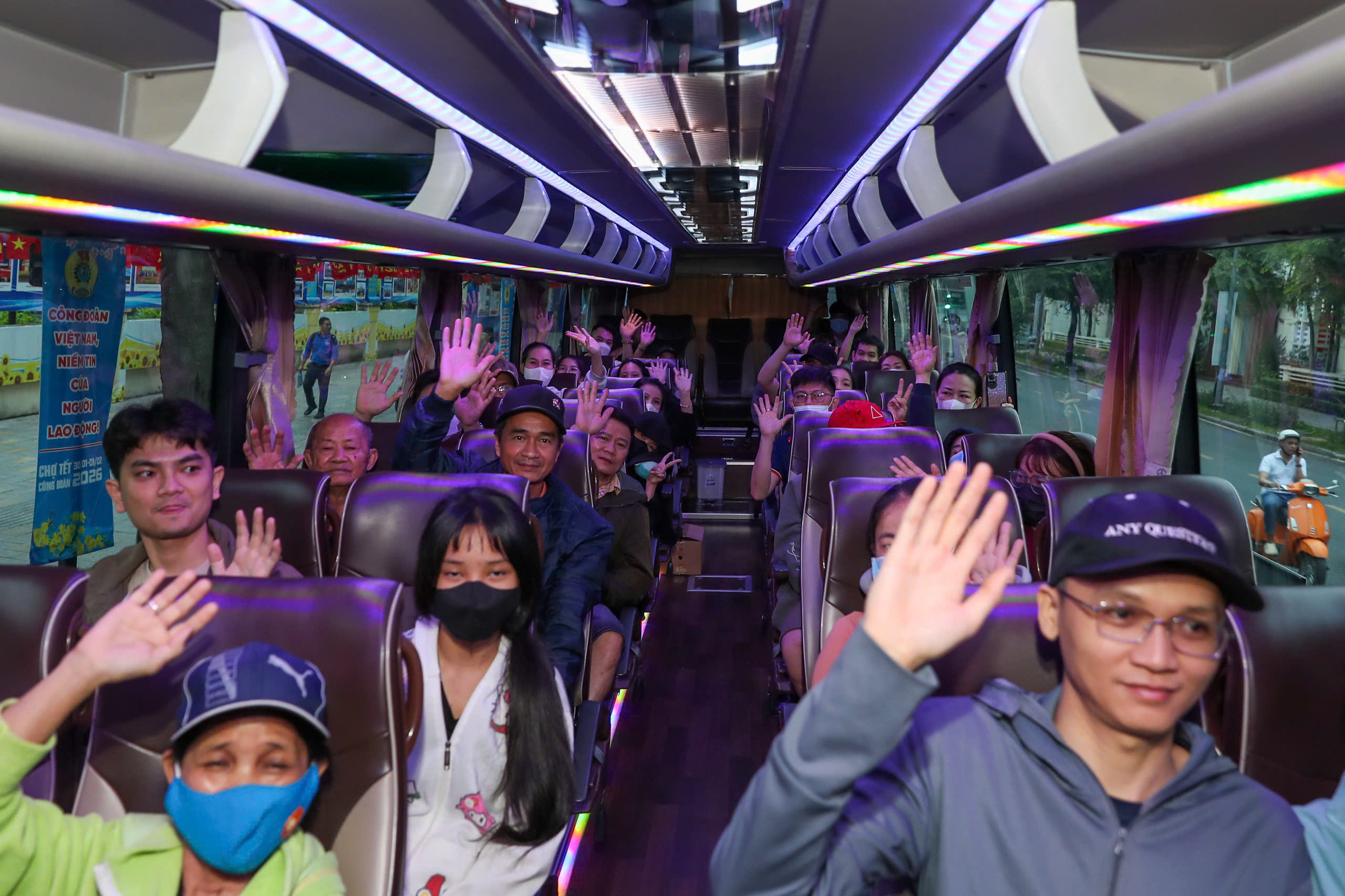 Công nhân xúc động khi lãnh đạo Thành ủy, LĐLĐ TPHCM tiễn về quê đón Tết - Ảnh 8.