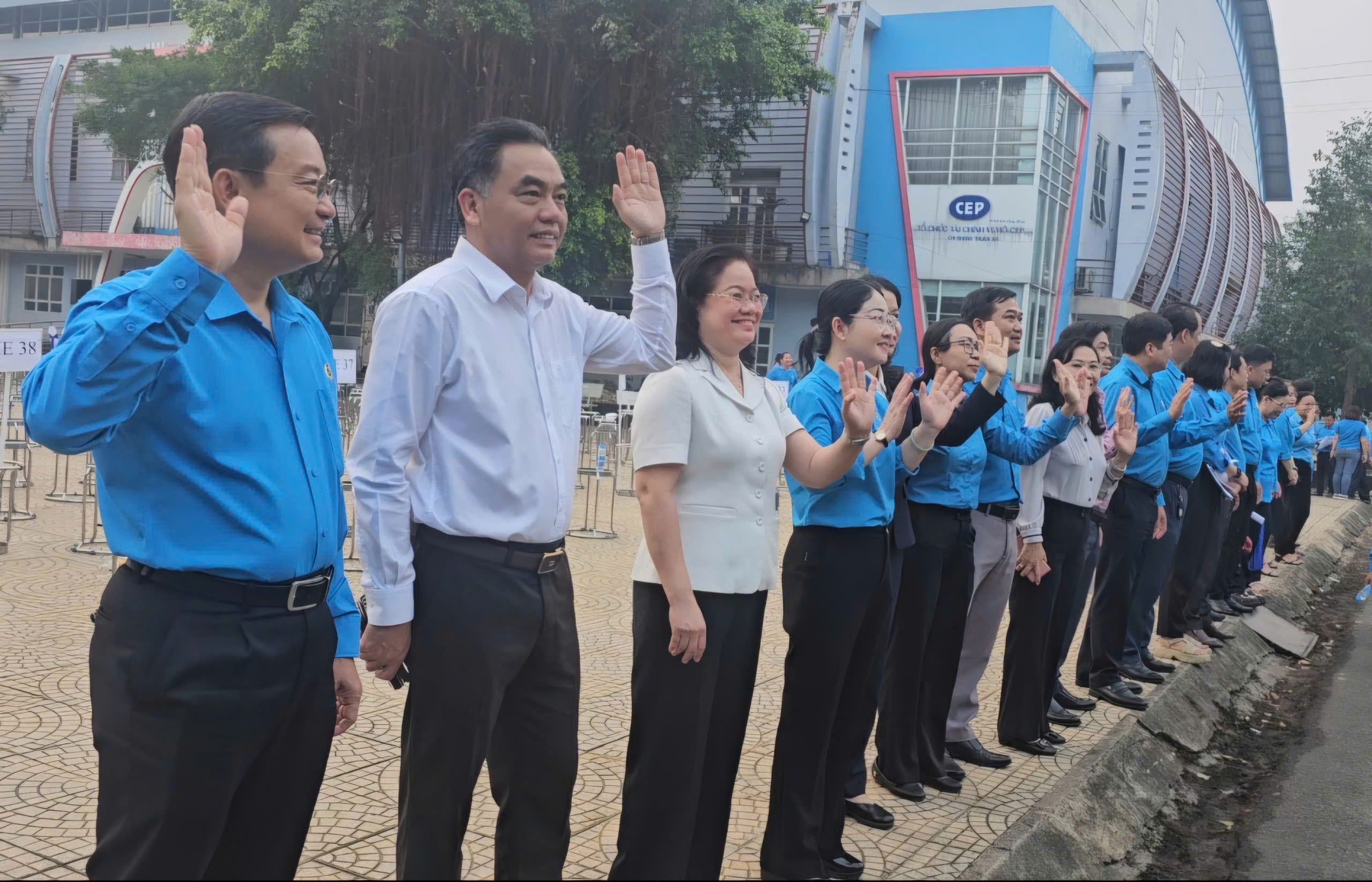 Công nhân xúc động khi lãnh đạo Thành ủy, LĐLĐ TPHCM tiễn về quê đón Tết - Ảnh 10.