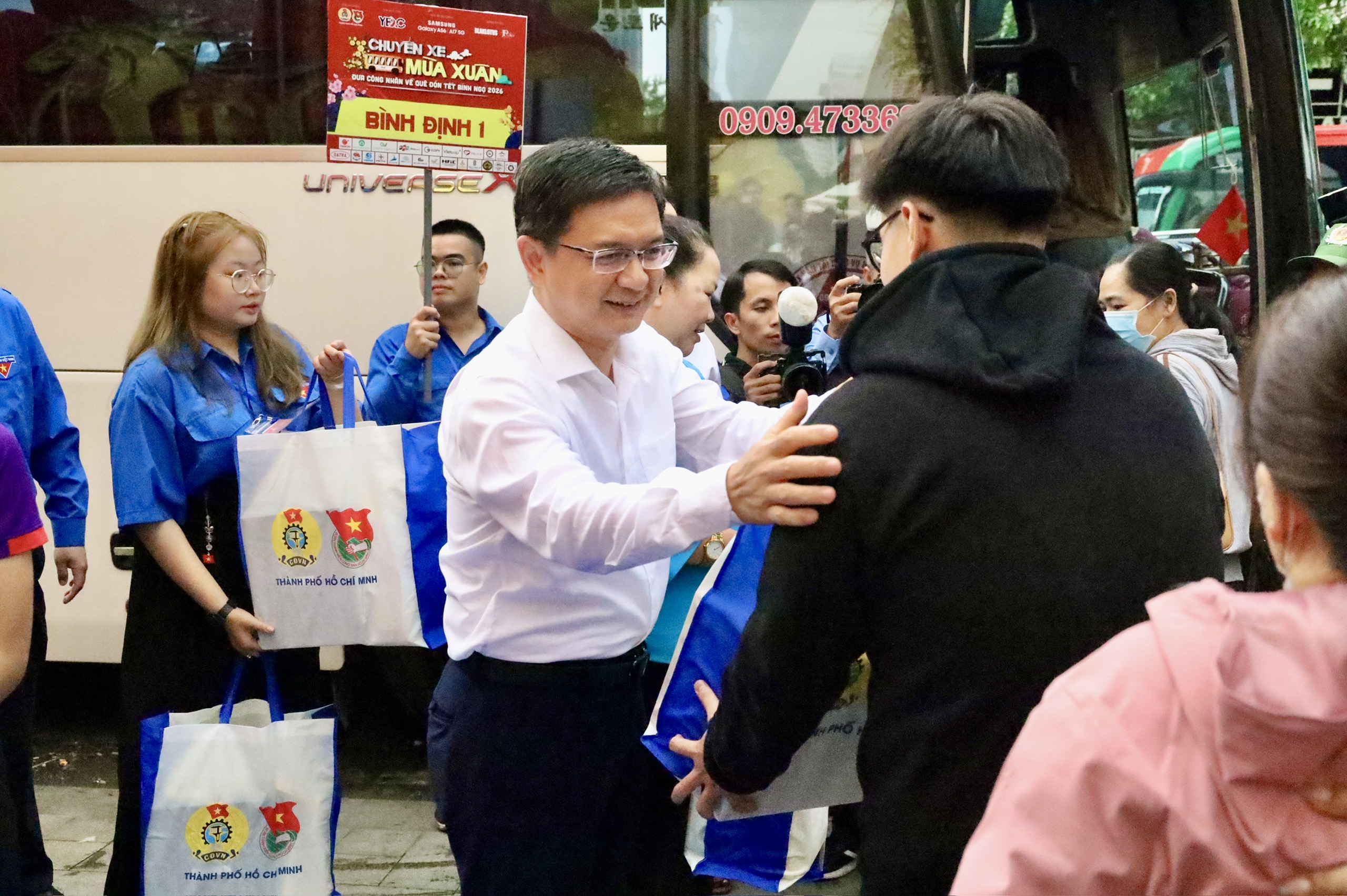 Lãnh đạo Thành ủy, LĐLĐ TPHCM tiễn công nhân về quê ăn Tết - Ảnh 11.