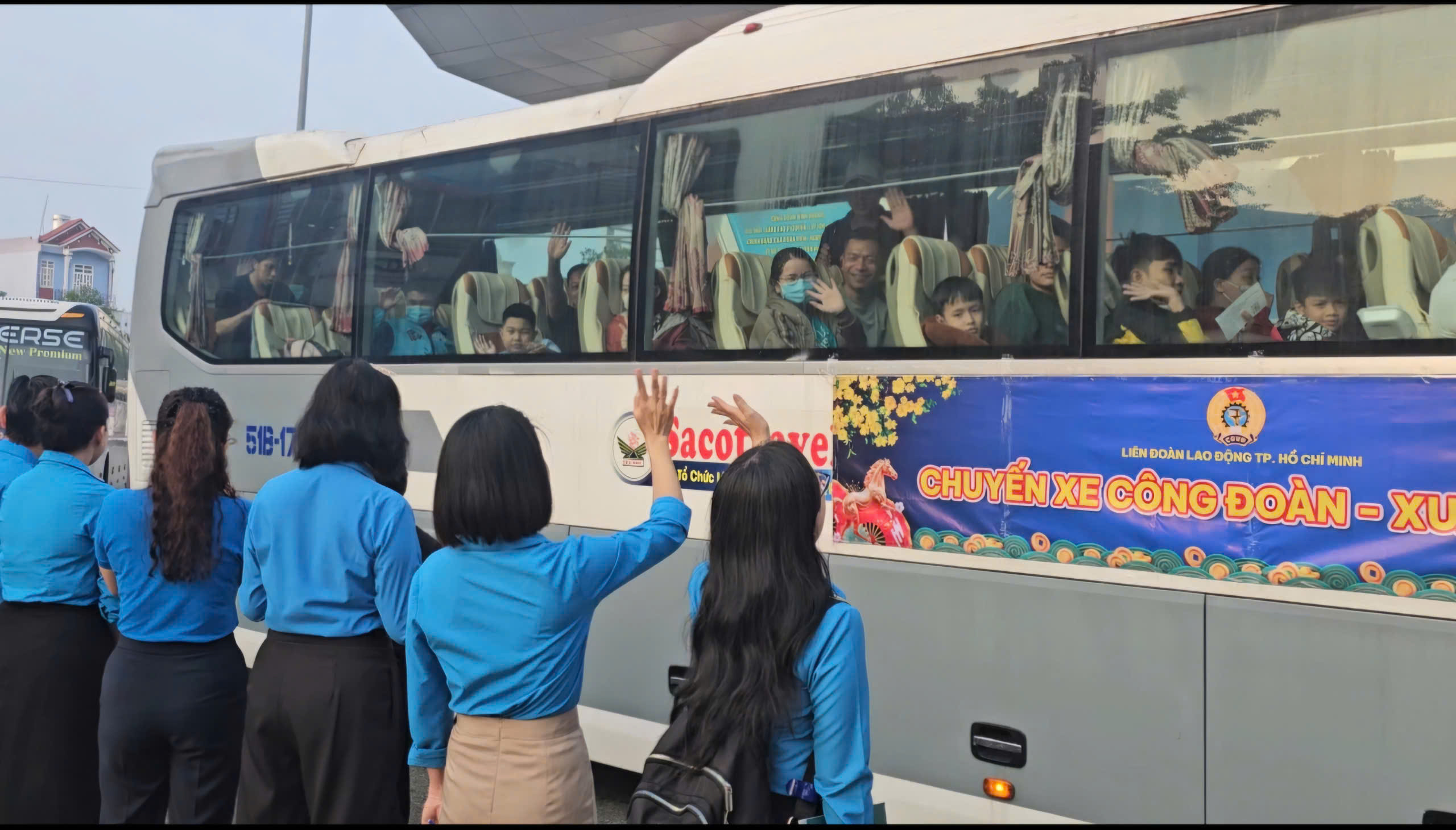 Công nhân xúc động khi lãnh đạo Thành ủy, LĐLĐ TPHCM tiễn về quê đón Tết - Ảnh 17.
