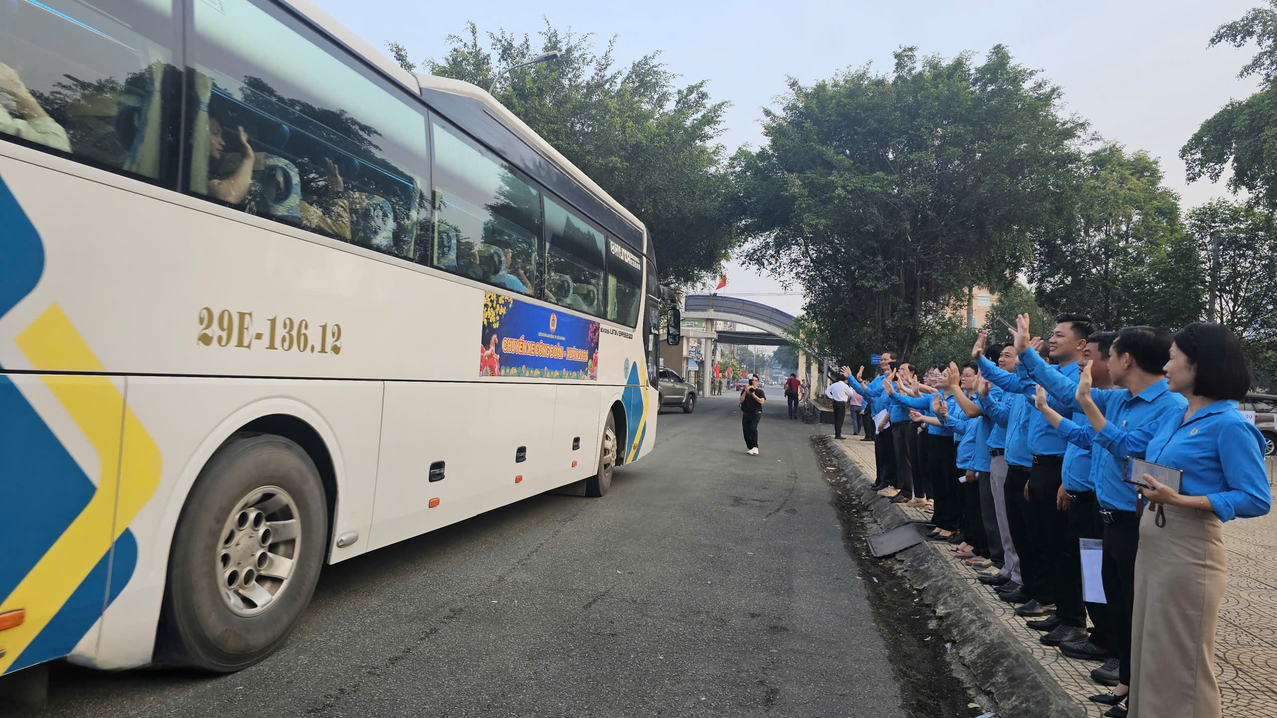 Công nhân xúc động khi lãnh đạo Thành ủy, LĐLĐ TPHCM tiễn về quê đón Tết - Ảnh 18.