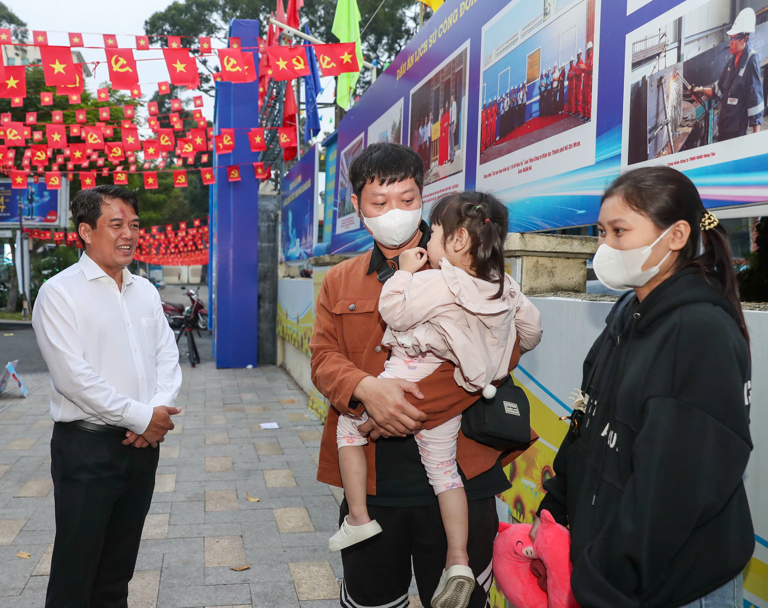 Công nhân xúc động khi lãnh đạo Thành ủy, LĐLĐ TPHCM tiễn về quê đón Tết - Ảnh 19.