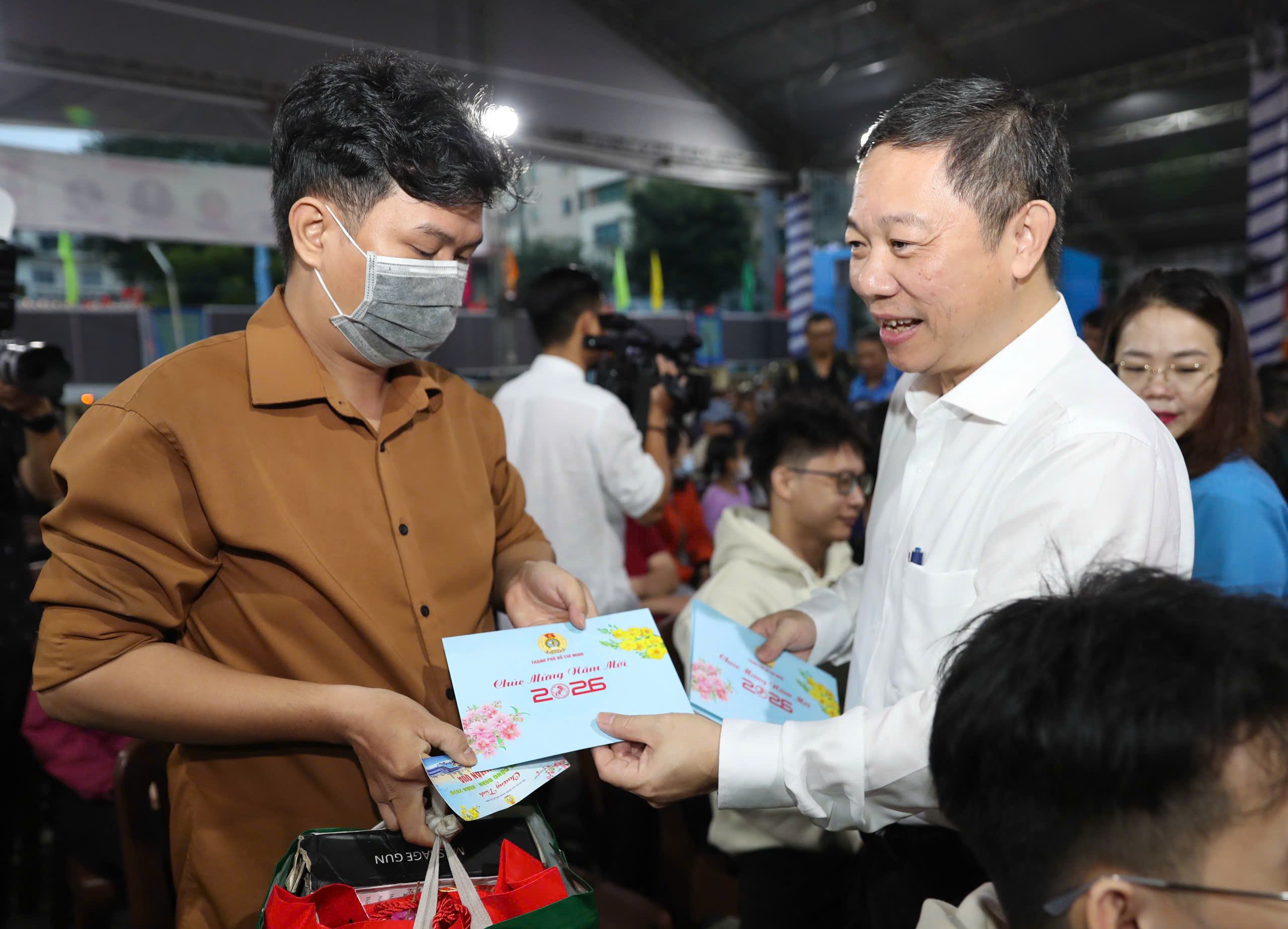 Công nhân xúc động khi lãnh đạo Thành ủy, LĐLĐ TPHCM tiễn về quê đón Tết - Ảnh 20.