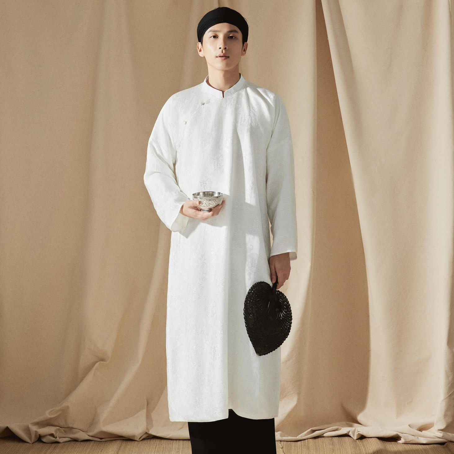 Áo dài nam ngày càng đẹp và nhất định bạn phải cho chồng yêu diện một bộ Tết này- Ảnh 9.