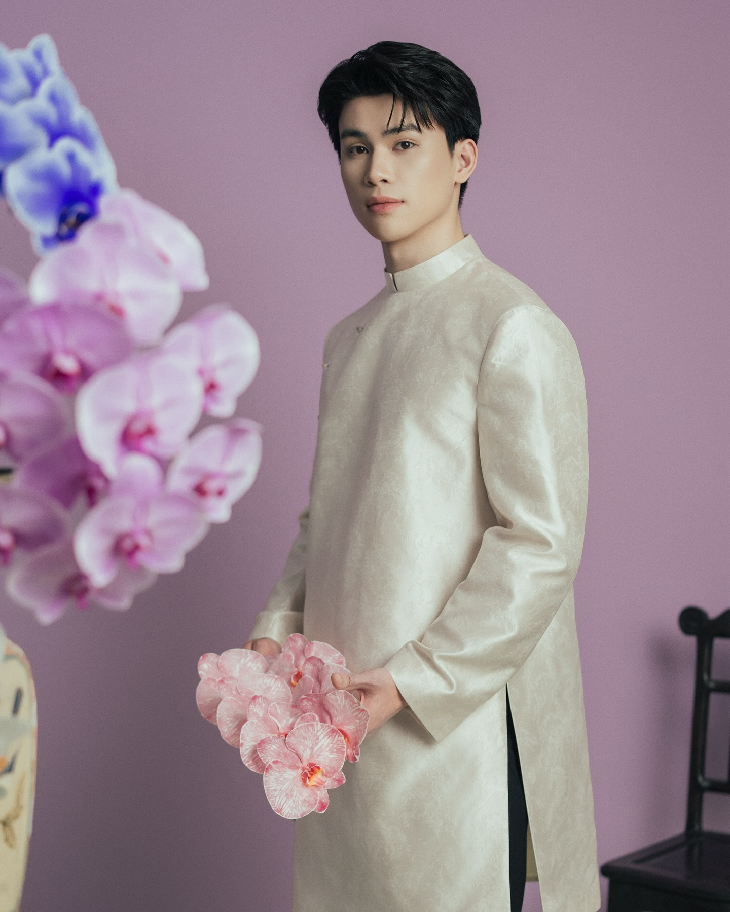 Áo dài nam ngày càng đẹp và nhất định bạn phải cho chồng yêu diện một bộ Tết này- Ảnh 11.