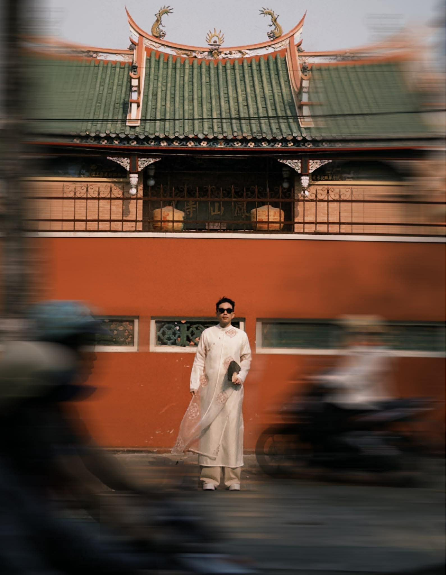 Áo dài nam ngày càng đẹp và nhất định bạn phải cho chồng yêu diện một bộ Tết này- Ảnh 13.