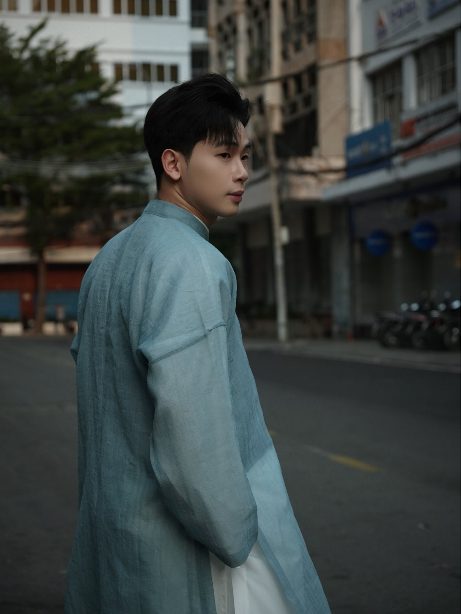 Áo dài nam ngày càng đẹp và nhất định bạn phải cho chồng yêu diện một bộ Tết này- Ảnh 15.