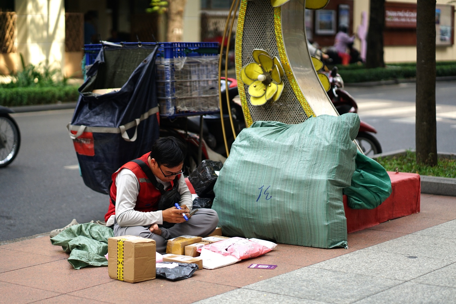 Chỉ ăn 1 bữa, giao 200 - 300 đơn/ngày: Shipper “chạy đua” từng phút trước giờ chốt sổ cuối năm- Ảnh 3. Chỉ ăn 1 bữa, giao 200 - 300 đơn/ngày: Shipper “chạy đua” từng phút trước giờ chốt sổ cuối năm- Ảnh 3.