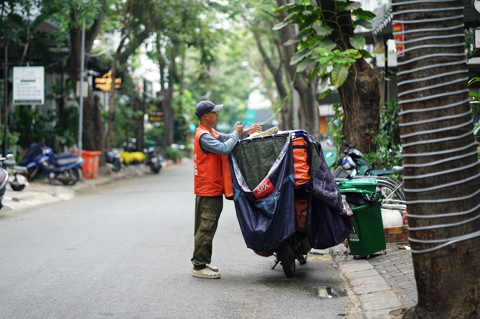 Chỉ ăn 1 bữa, giao 200 - 300 đơn/ngày: Shipper “chạy đua” từng phút trước giờ chốt sổ cuối năm- Ảnh 5. Chỉ ăn 1 bữa, giao 200 - 300 đơn/ngày: Shipper “chạy đua” từng phút trước giờ chốt sổ cuối năm- Ảnh 5.