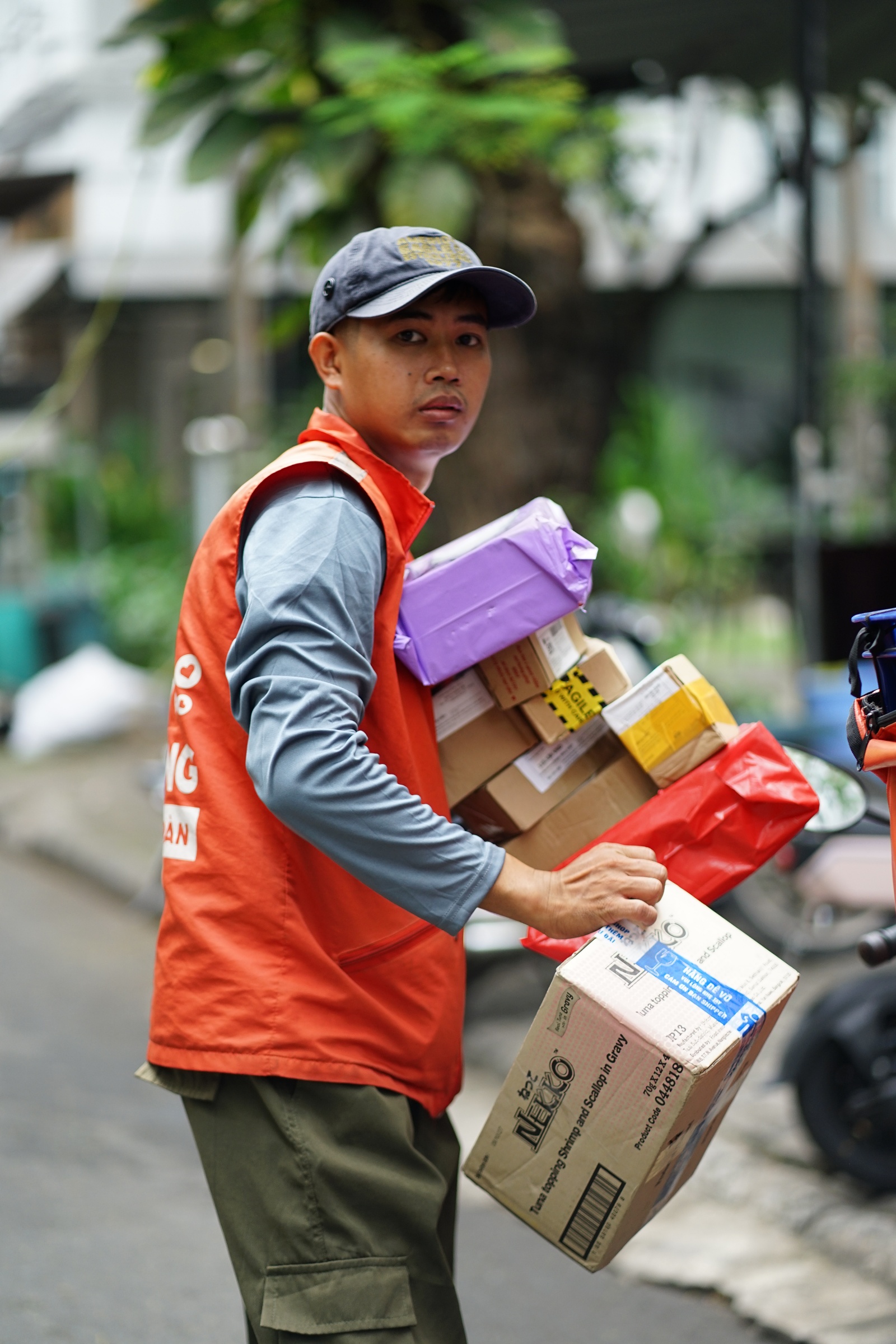 Chỉ ăn 1 bữa, giao 200 - 300 đơn/ngày: Shipper “chạy đua” từng phút trước giờ chốt sổ cuối năm- Ảnh 6. Chỉ ăn 1 bữa, giao 200 - 300 đơn/ngày: Shipper “chạy đua” từng phút trước giờ chốt sổ cuối năm- Ảnh 6.