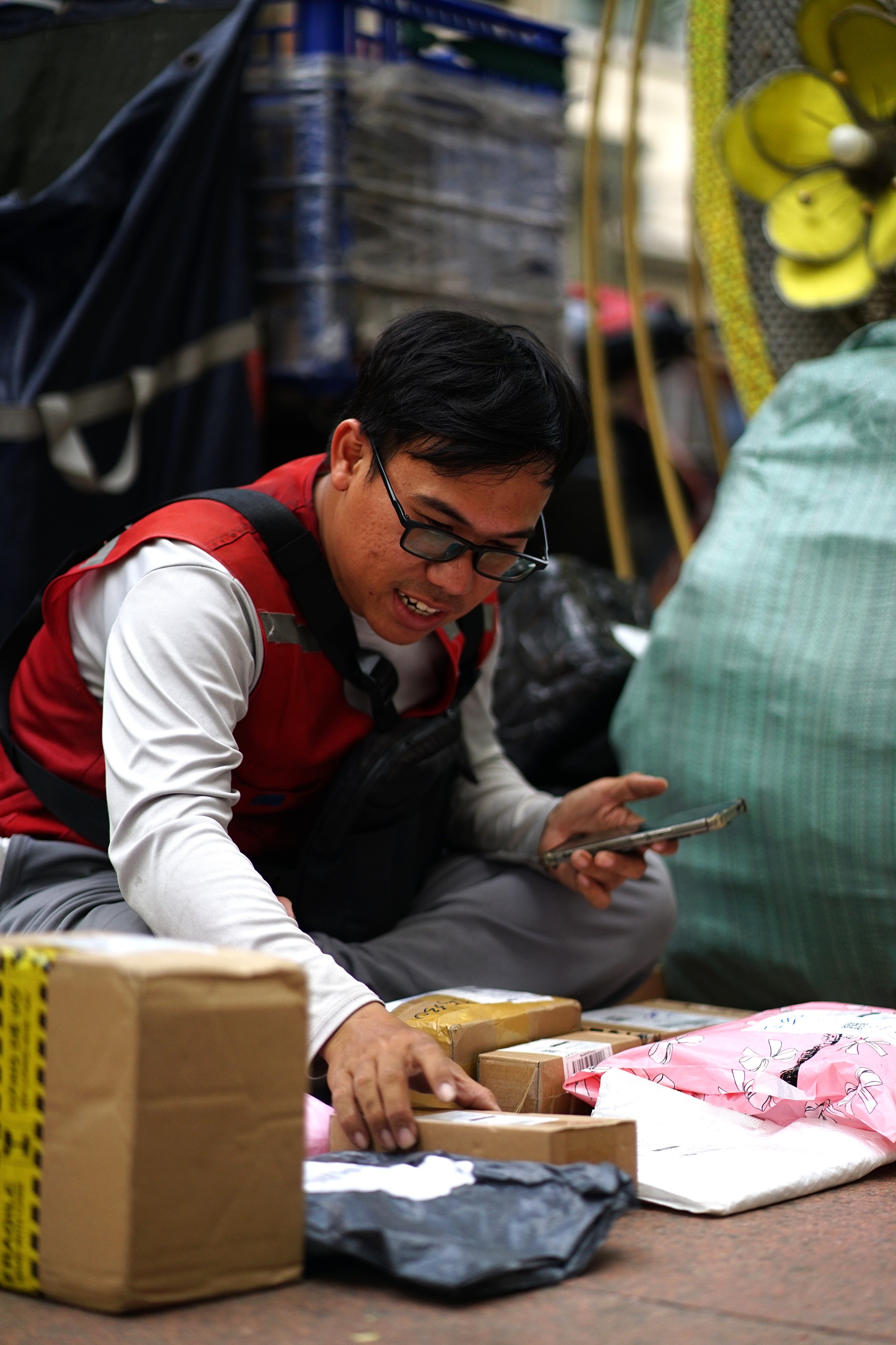 Chỉ ăn 1 bữa, giao 200 - 300 đơn/ngày: Shipper “chạy đua” từng phút trước giờ chốt sổ cuối năm- Ảnh 7. Chỉ ăn 1 bữa, giao 200 - 300 đơn/ngày: Shipper “chạy đua” từng phút trước giờ chốt sổ cuối năm- Ảnh 7.