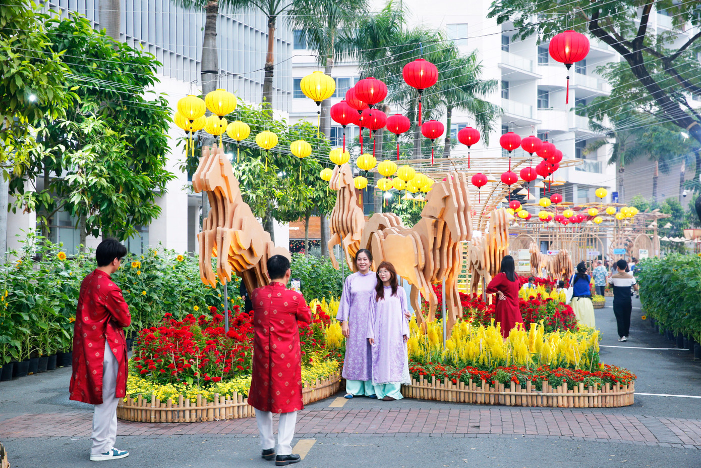 Khám phá đường hoa 'khu nhà giàu' ở TPHCM- Ảnh 4.