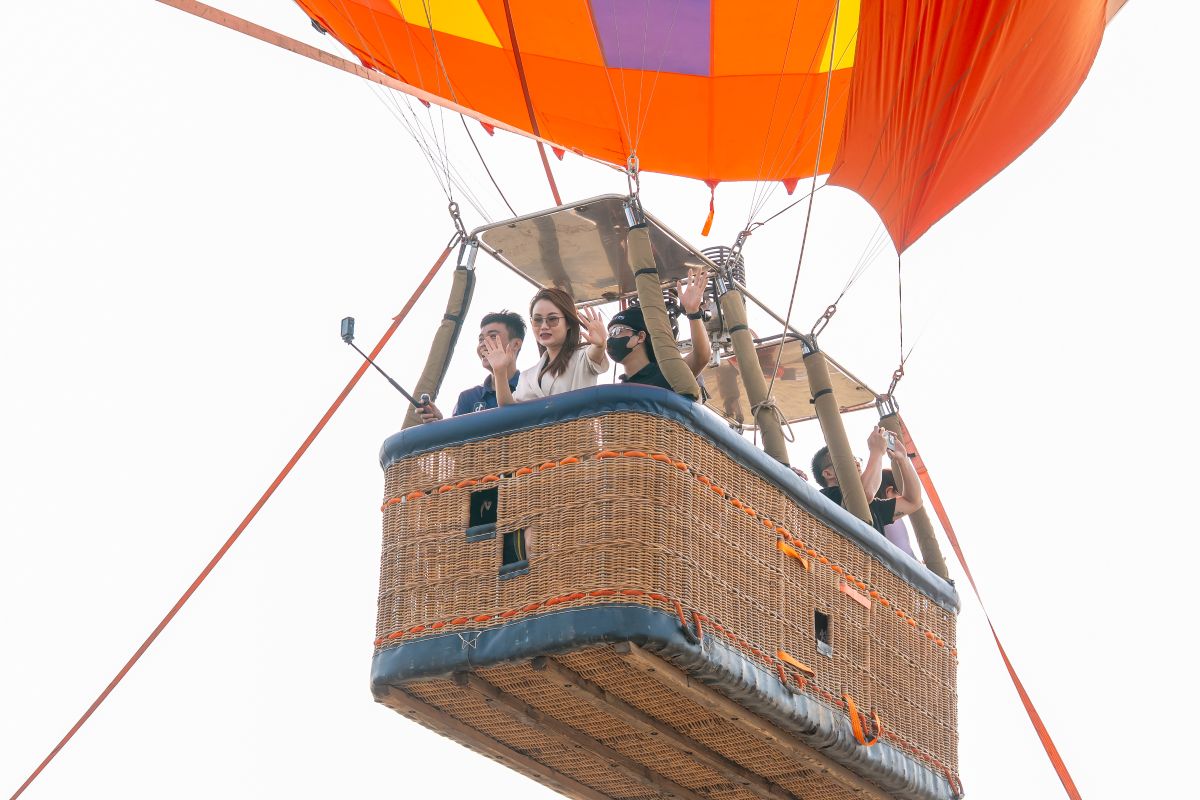 Để Valentine không nhàm chán, hãy thử cảm giác “yêu từ trên cao” với lễ hội khinh khí cầu Cần Giờ- Ảnh 2.