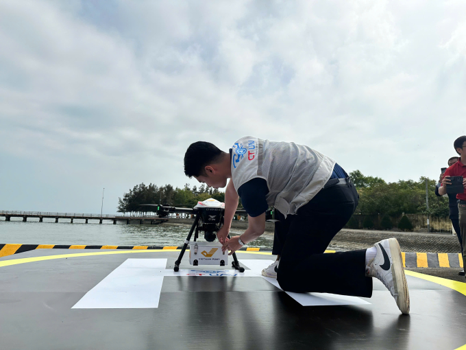 Nhân viên của CT Group lắp kiện hàng vào UAV. Ảnh: Lê Tuyết