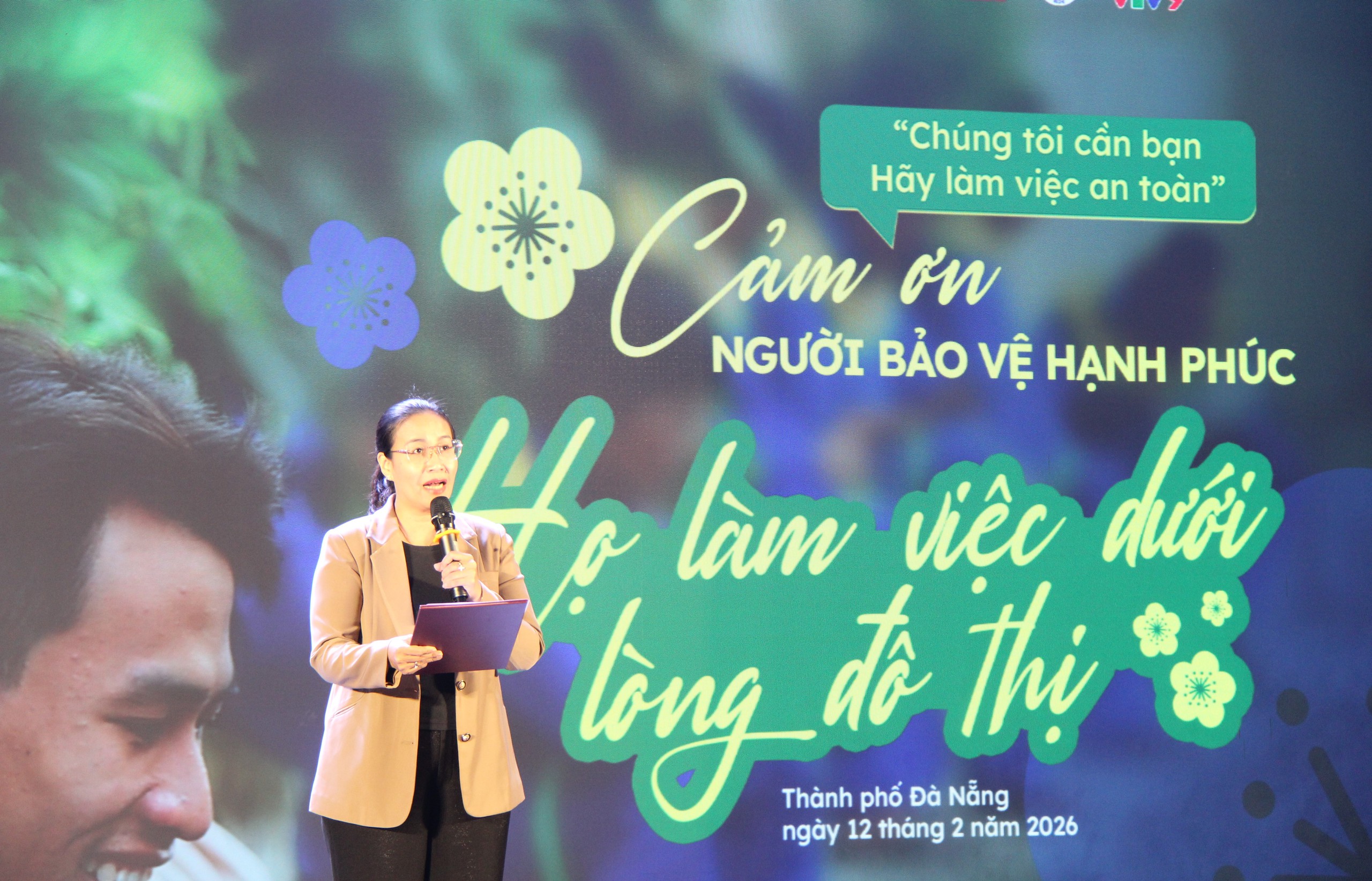 Xây Tết 2026 trao quà cho 600 công nhân môi trường, thoát nước ở Đà Nẵng - Ảnh 2.