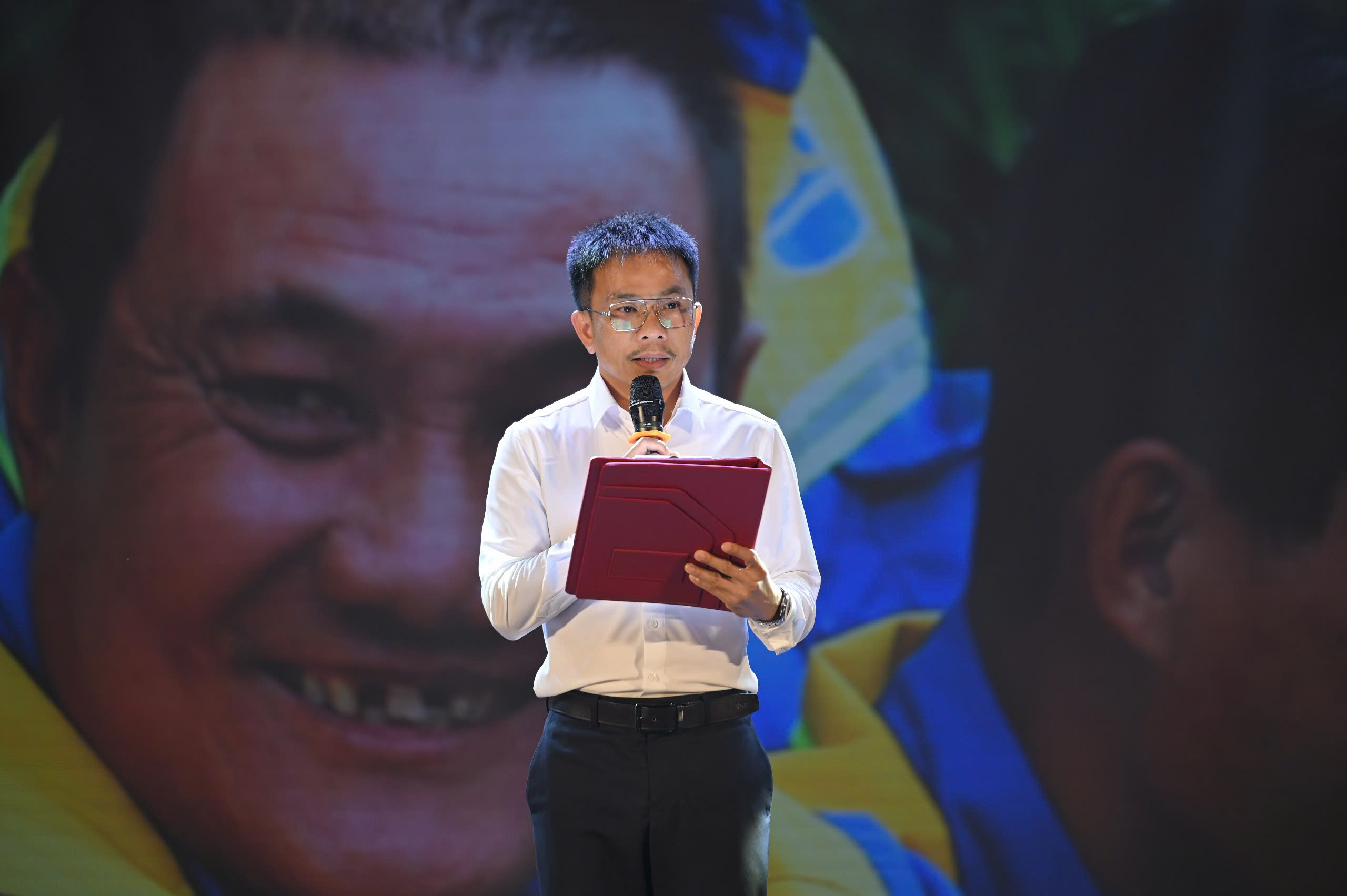 Xây Tết 2026 trao quà cho 600 công nhân môi trường, thoát nước ở Đà Nẵng - Ảnh 3.