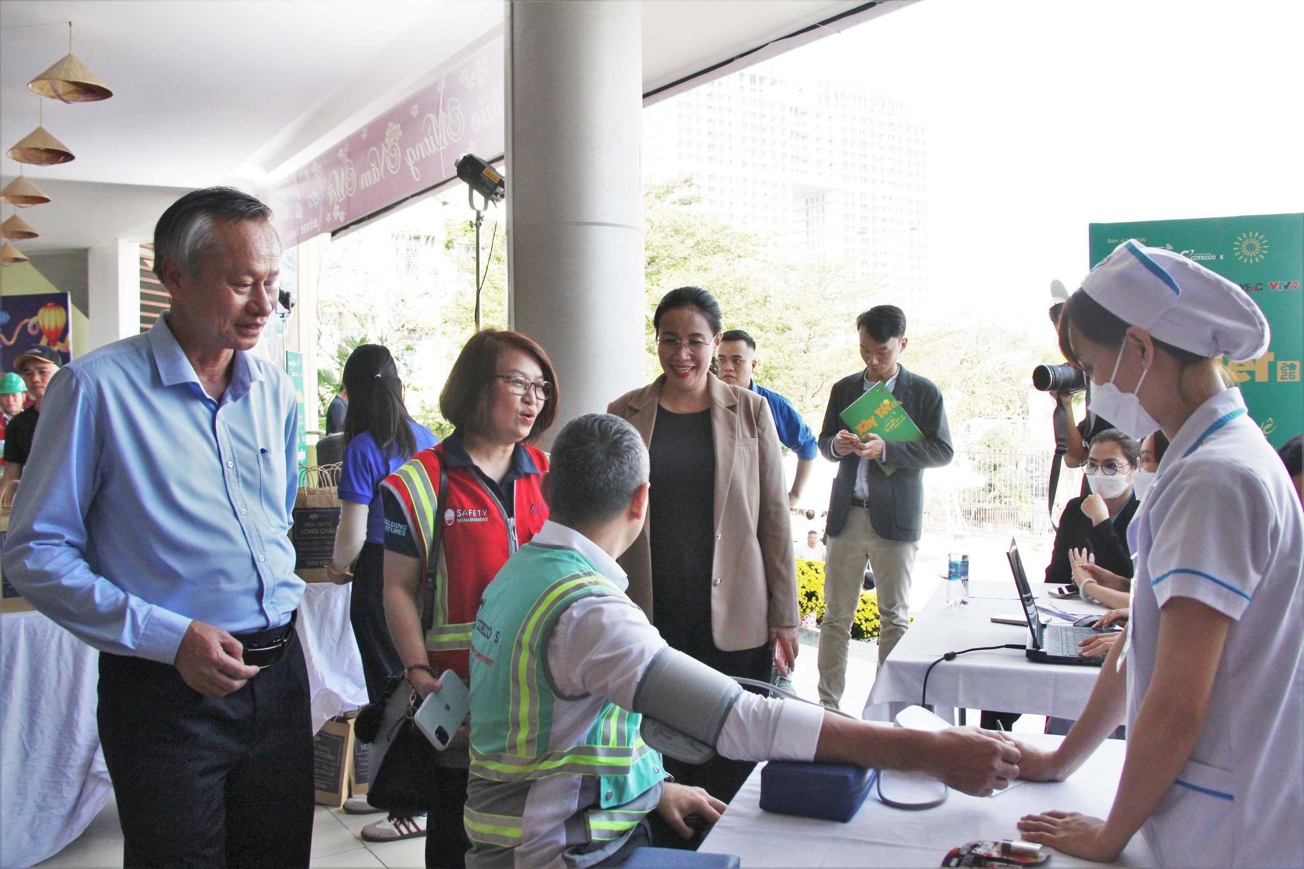 Xây Tết 2026 trao quà cho 600 công nhân môi trường, thoát nước ở Đà Nẵng - Ảnh 4.