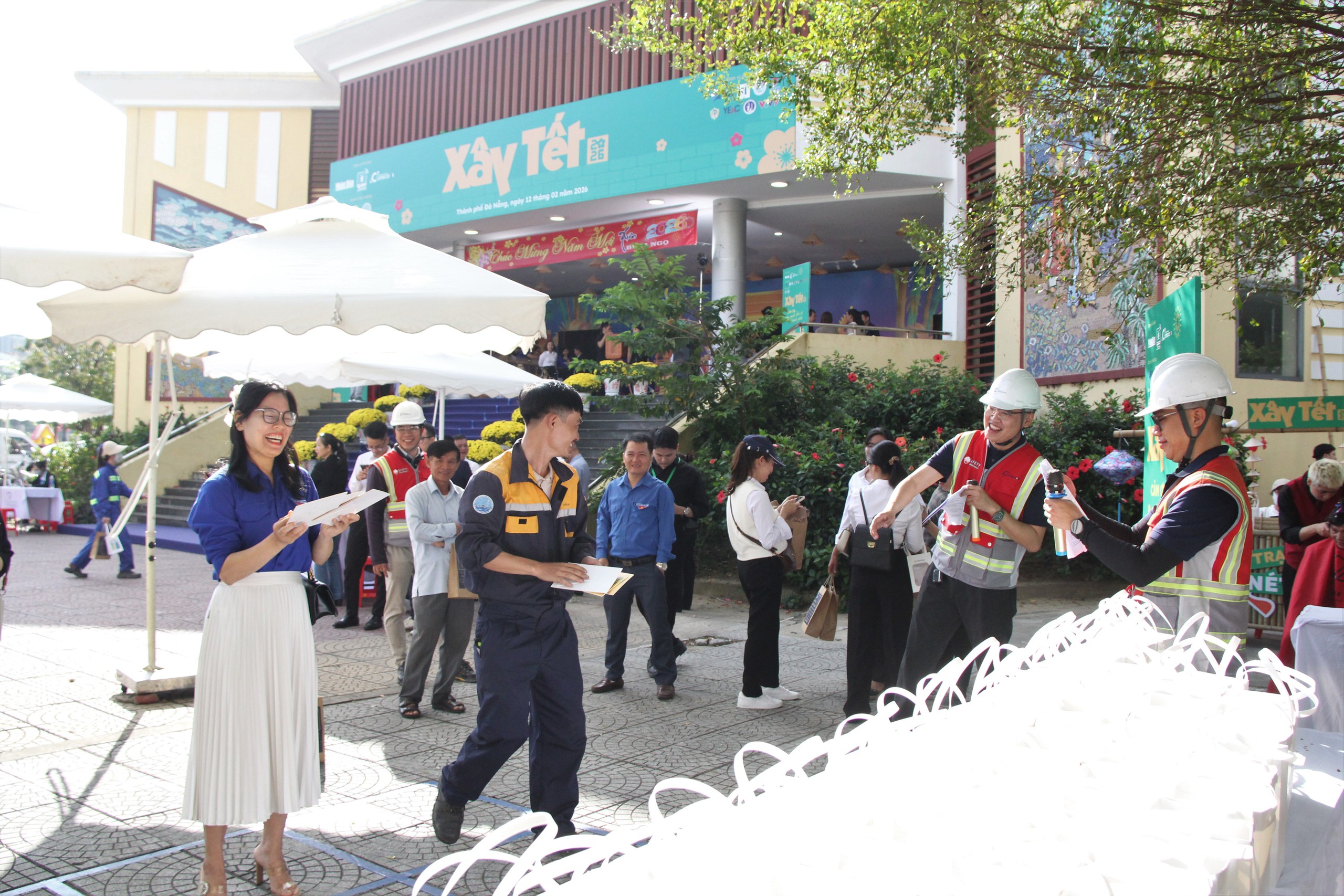 Xây Tết 2026 trao quà cho 600 công nhân môi trường, thoát nước ở Đà Nẵng - Ảnh 5.