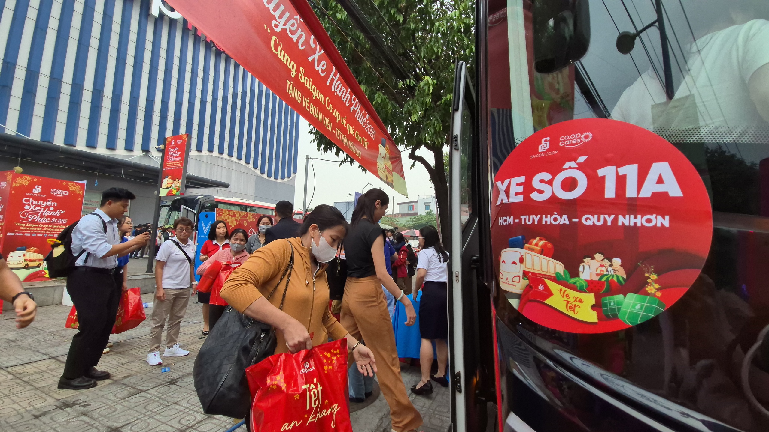 Xúc động chuyến xe hạnh phúc với 900 vé xe 0 đồng đưa người dân về quê Tết 2026 - Ảnh 2.