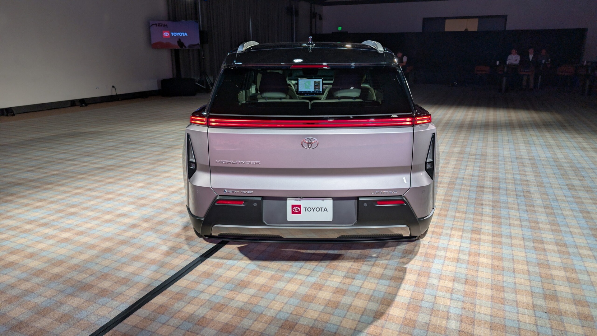 Cận cảnh SUV điện Toyota Highlander, công nghệ vượt xa thời xe xăng - 4