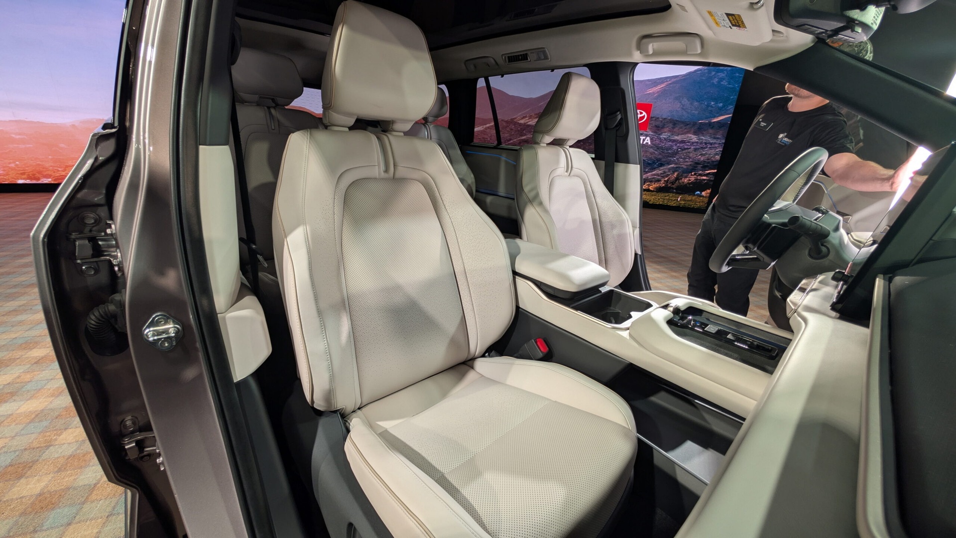 Cận cảnh SUV điện Toyota Highlander, công nghệ vượt xa thời xe xăng - 5