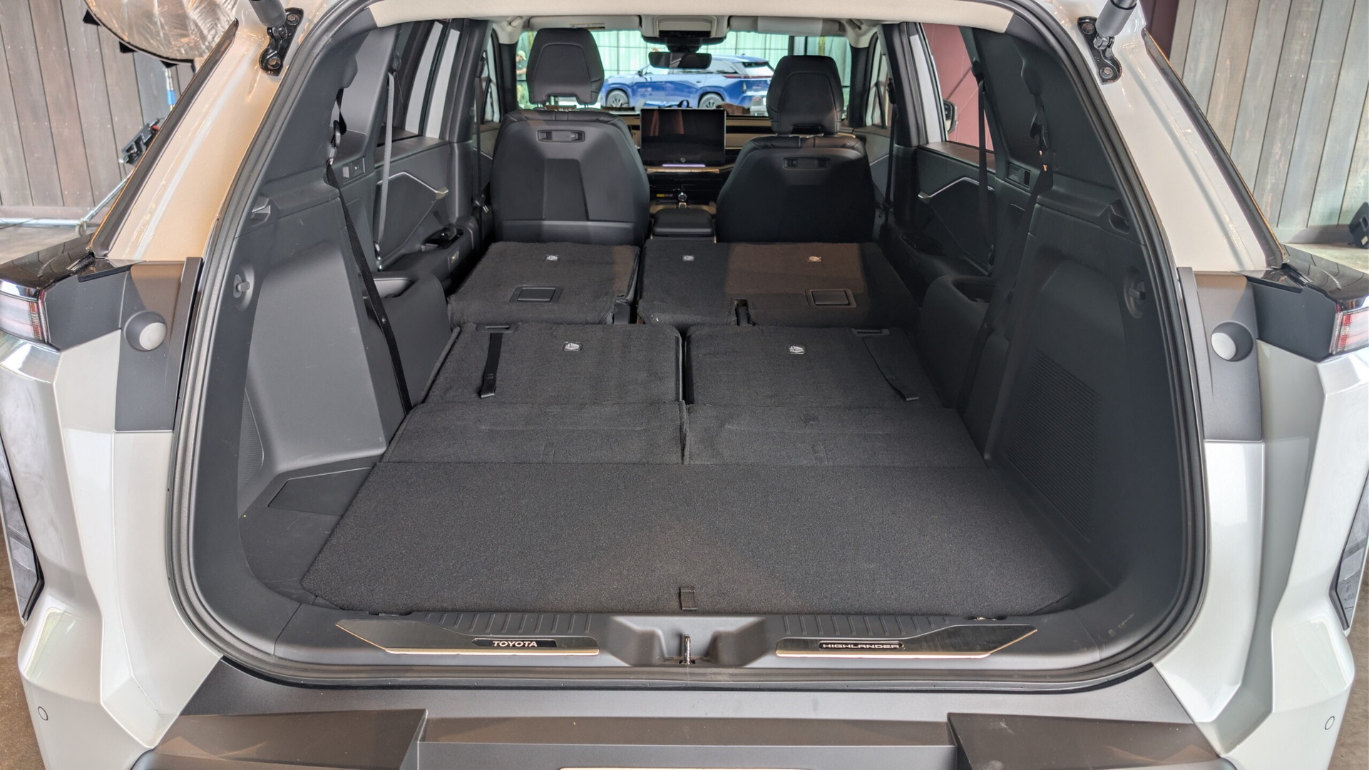 Cận cảnh SUV điện Toyota Highlander, công nghệ vượt xa thời xe xăng - 8