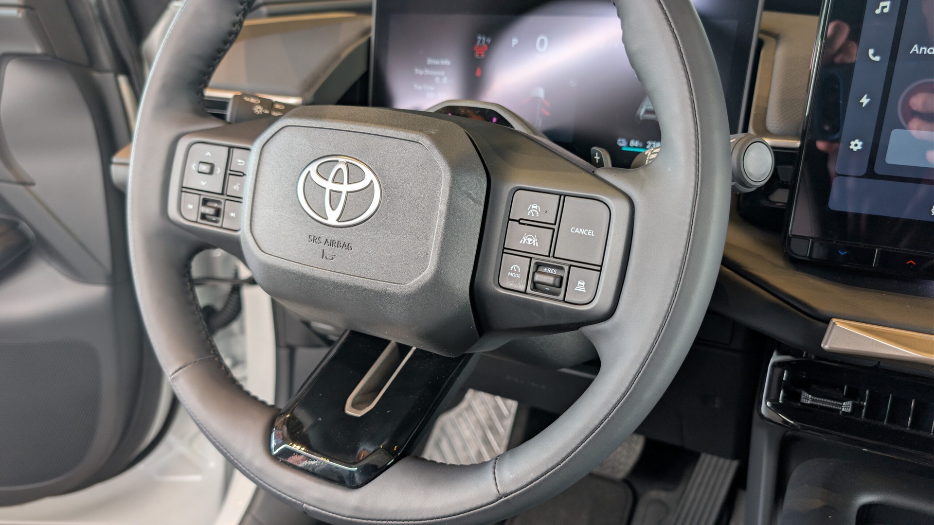 Cận cảnh SUV điện Toyota Highlander, công nghệ vượt xa thời xe xăng - 9