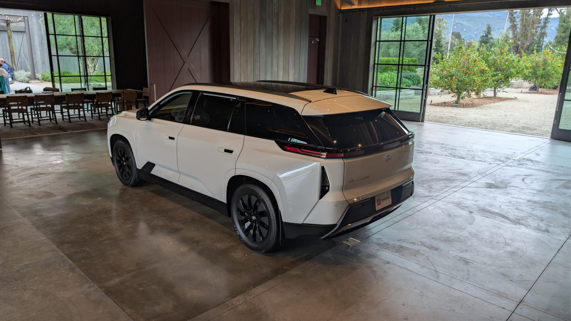 Cận cảnh SUV điện Toyota Highlander, công nghệ vượt xa thời xe xăng - 12