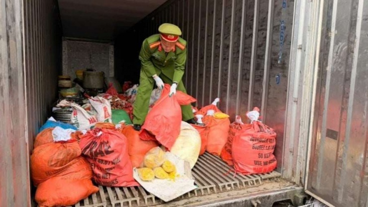 Công an Bắc Ninh thu giữ gần 2 tấn riềng xay đã trộn chất Vàng O và chất tẩy đường. Ảnh: Công an cung cấp