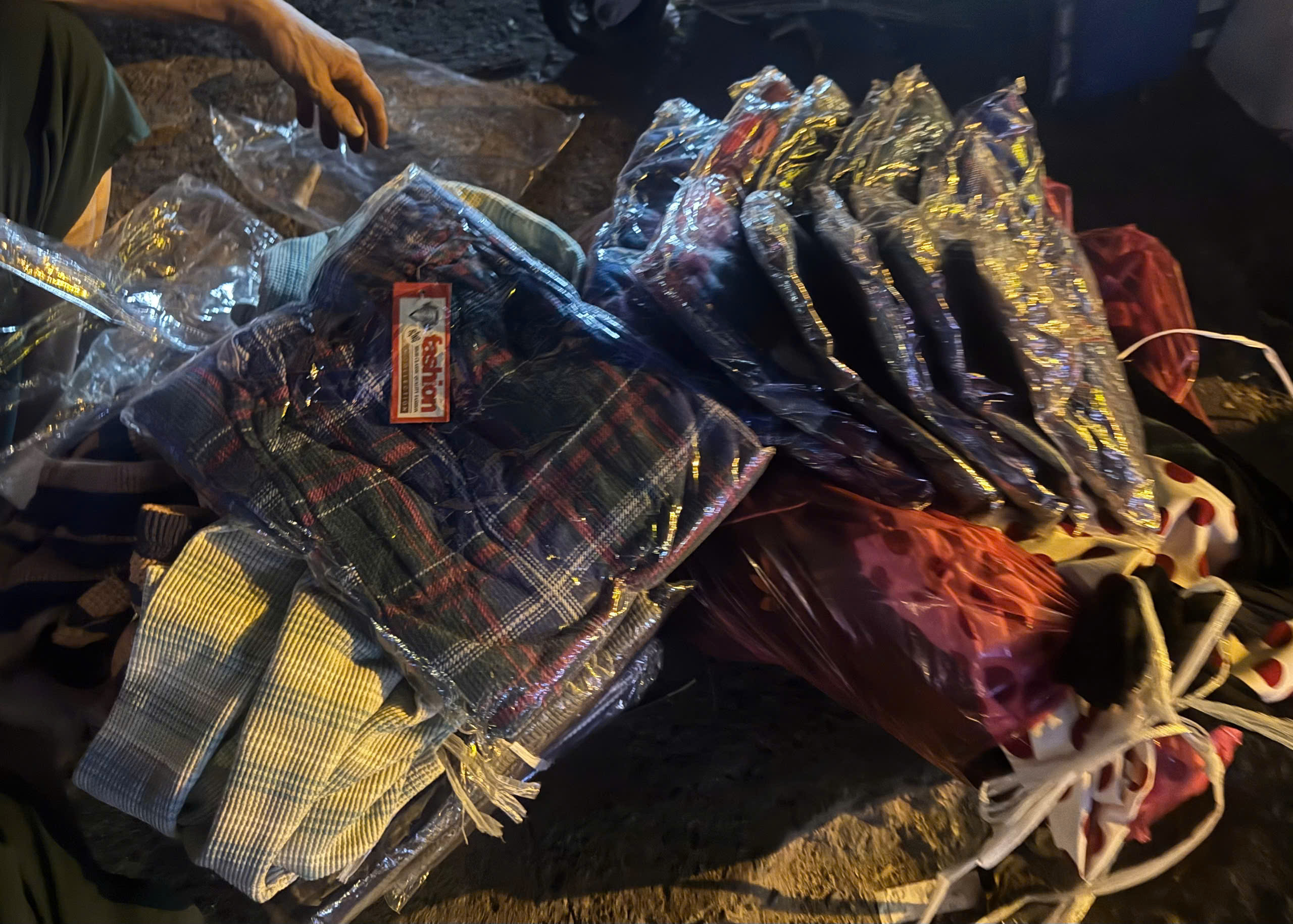 Người phụ nữ 'mót' áo quần nuôi những mùa tết xa quê- Ảnh 3.