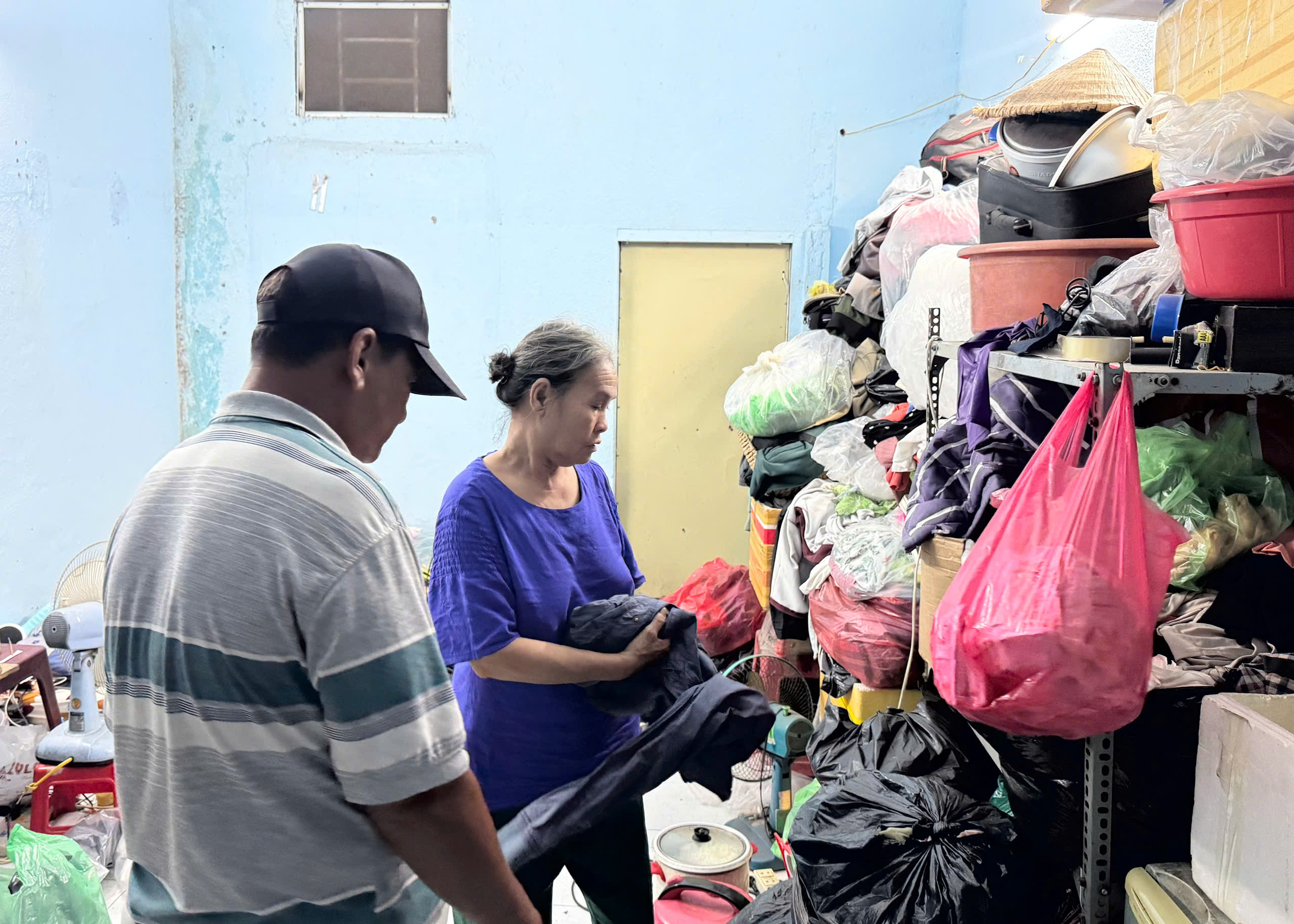 Người phụ nữ 'mót' áo quần nuôi những mùa tết xa quê- Ảnh 4.