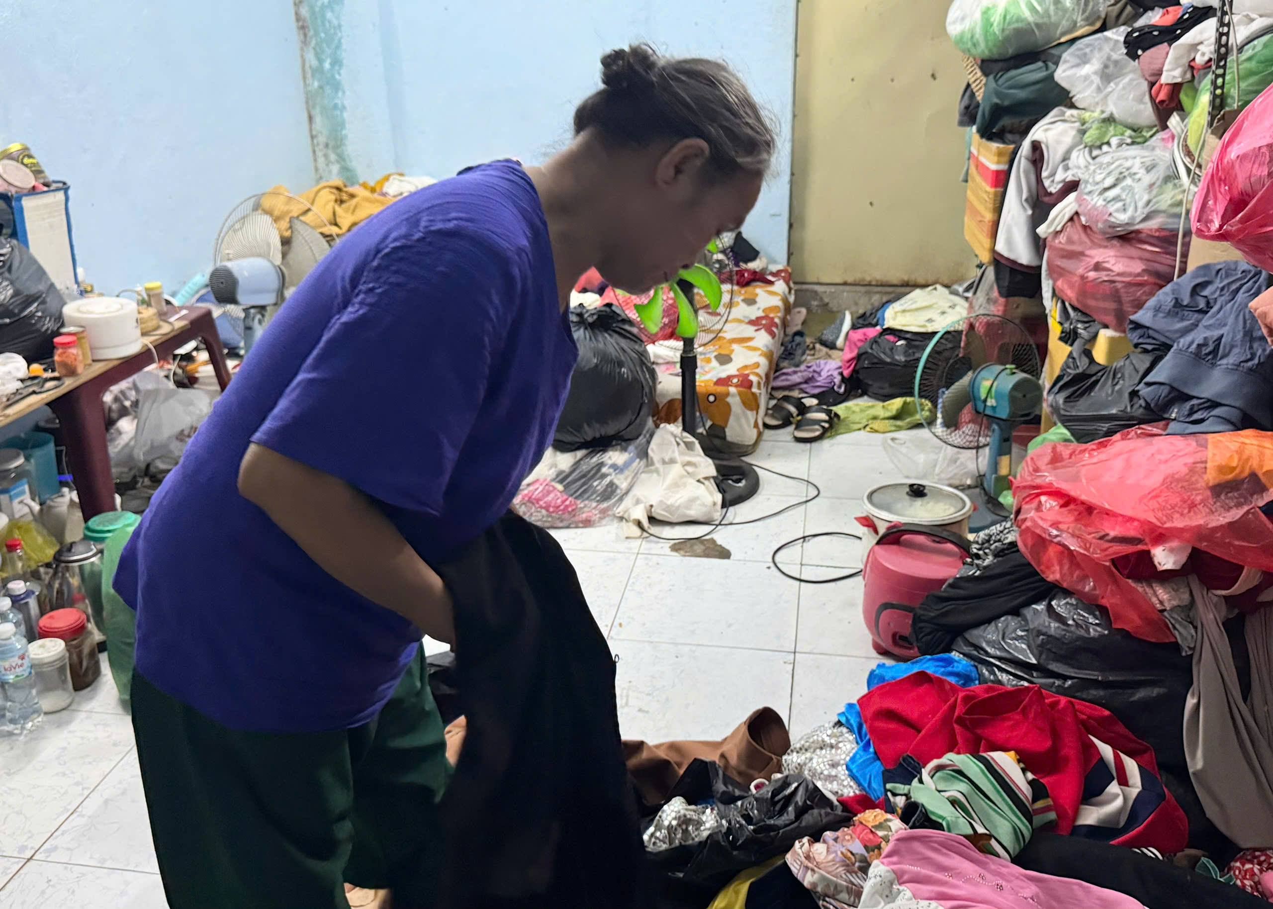 Người phụ nữ 'mót' áo quần nuôi những mùa tết xa quê- Ảnh 5.