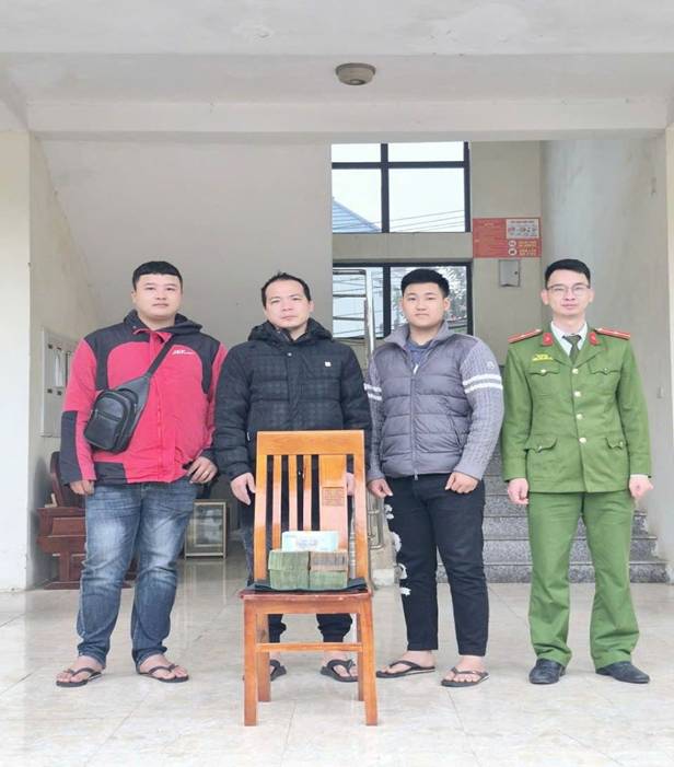 Tất cả người dân có tài khoản ngân hàng chú ý: Nhận được kiểu tiền này phải báo công an ngay- Ảnh 2.