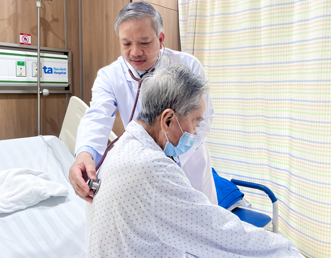 Bác sĩ Khang kiểm tra sức khỏe cho bệnh nhân trước lúc xuất viện. Ảnh: Bệnh viện Đa khoa Tâm Anh