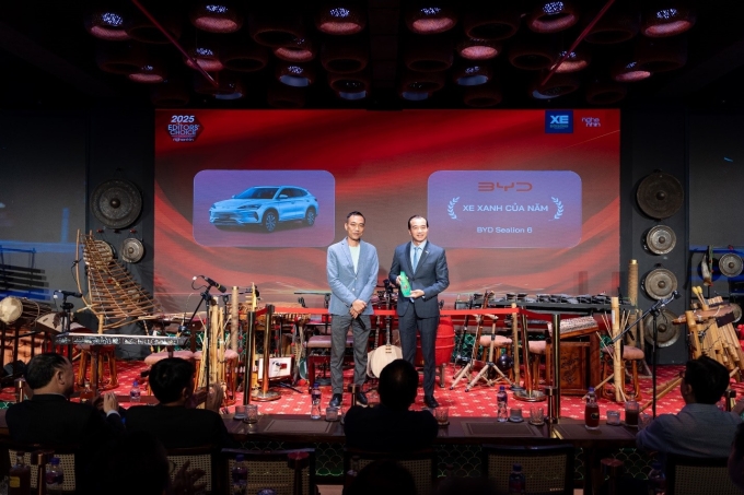 Đại diện BYD Việt Nam (phải) nhận giải thưởng tại một sự kiện. Ảnh: BYD