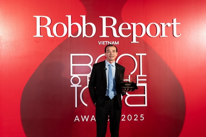 Đại diện BYD Việt Nam nhận giải thưởng trong chương trình do Robb Report Việt Nam tổ chức. Ảnh: BYD