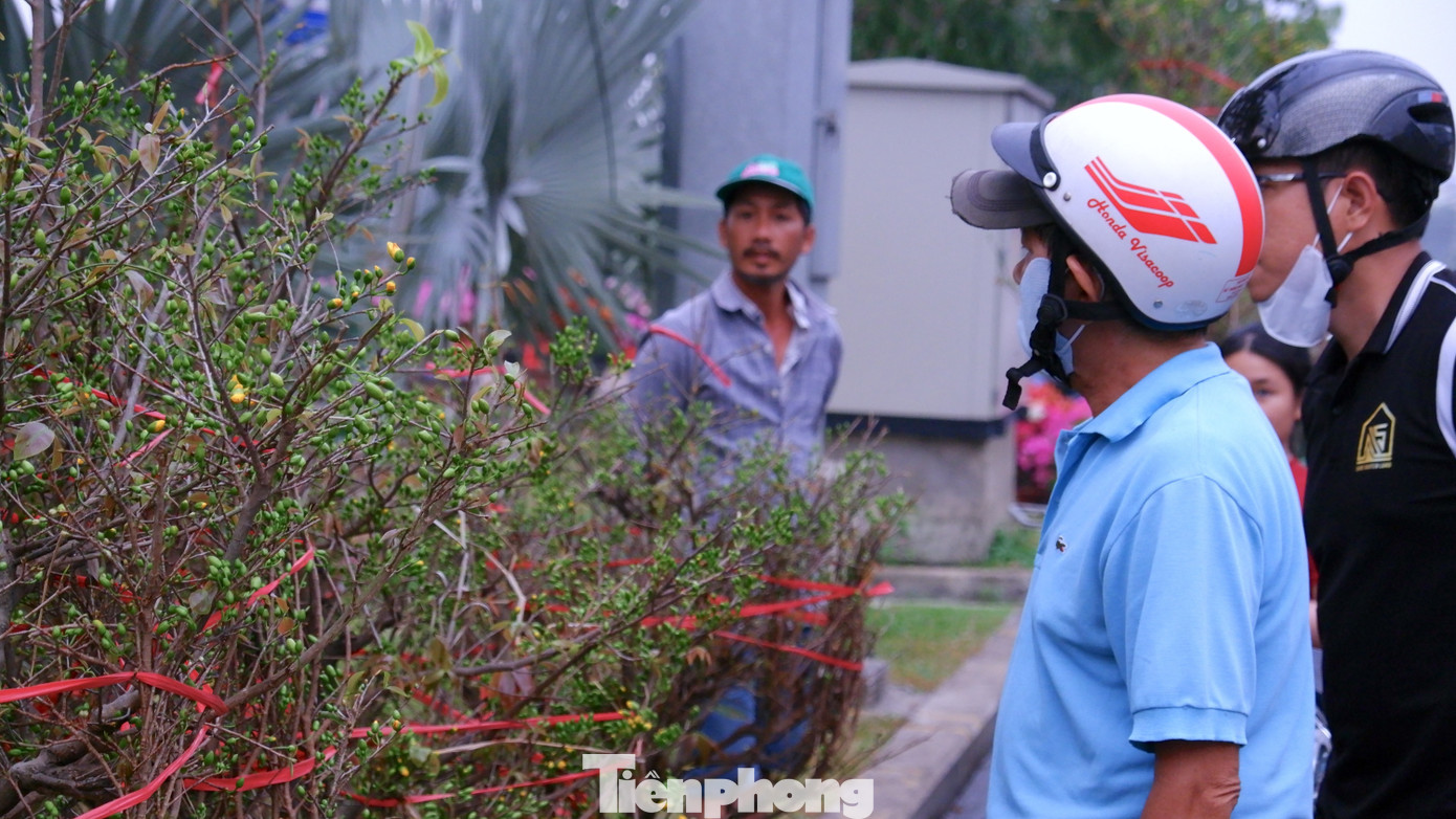 Tấp nập chợ hoa 'trên bến dưới thuyền' duy nhất ở TPHCM- Ảnh 5.