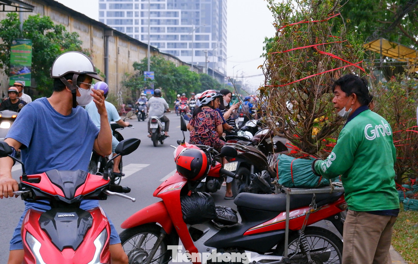 Tấp nập chợ hoa 'trên bến dưới thuyền' duy nhất ở TPHCM- Ảnh 6.