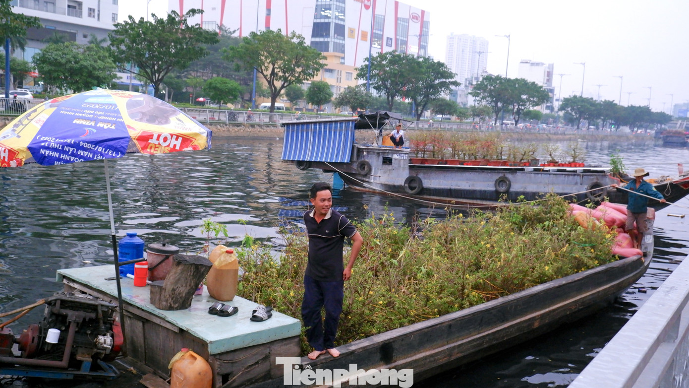 Tấp nập chợ hoa 'trên bến dưới thuyền' duy nhất ở TPHCM- Ảnh 8.