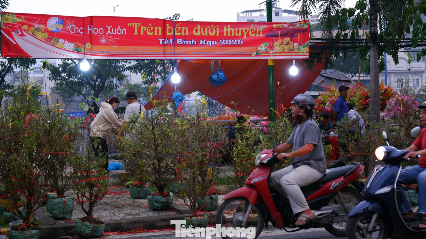 Tấp nập chợ hoa 'trên bến dưới thuyền' duy nhất ở TPHCM- Ảnh 9.
