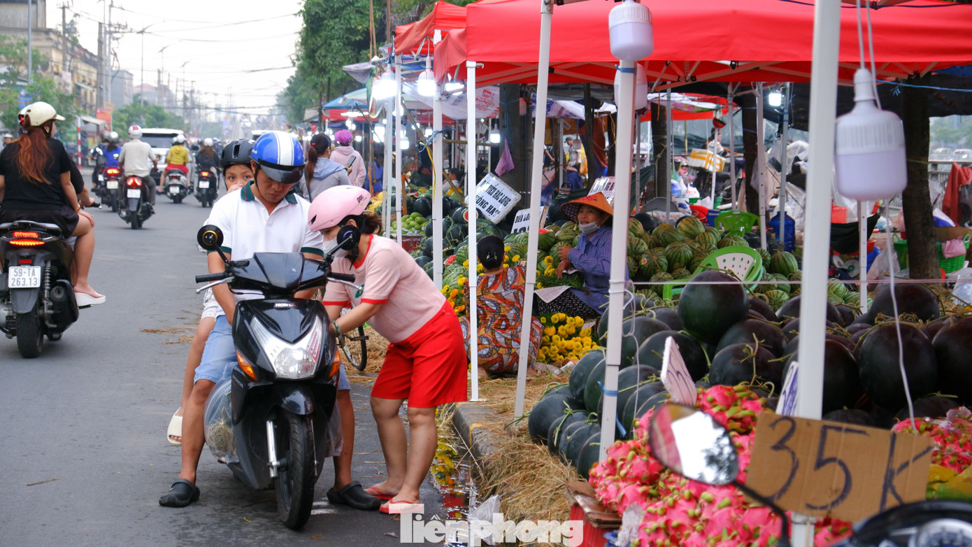 Tấp nập chợ hoa 'trên bến dưới thuyền' duy nhất ở TPHCM- Ảnh 11.