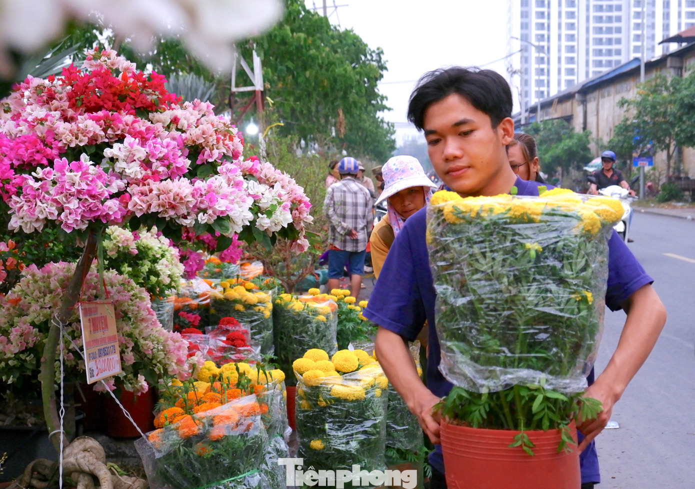 Tấp nập chợ hoa 'trên bến dưới thuyền' duy nhất ở TPHCM- Ảnh 12.