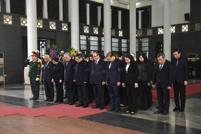 Thủ tướng Phạm Minh Chính dẫn đầu đoàn đại biểu Ban Chấp hành Trung ương Đảng vào viếng nguyên Phó chủ tịch Hội đồng Bộ trưởng Đoàn Duy Thành. Ảnh: Nguyên Phong
