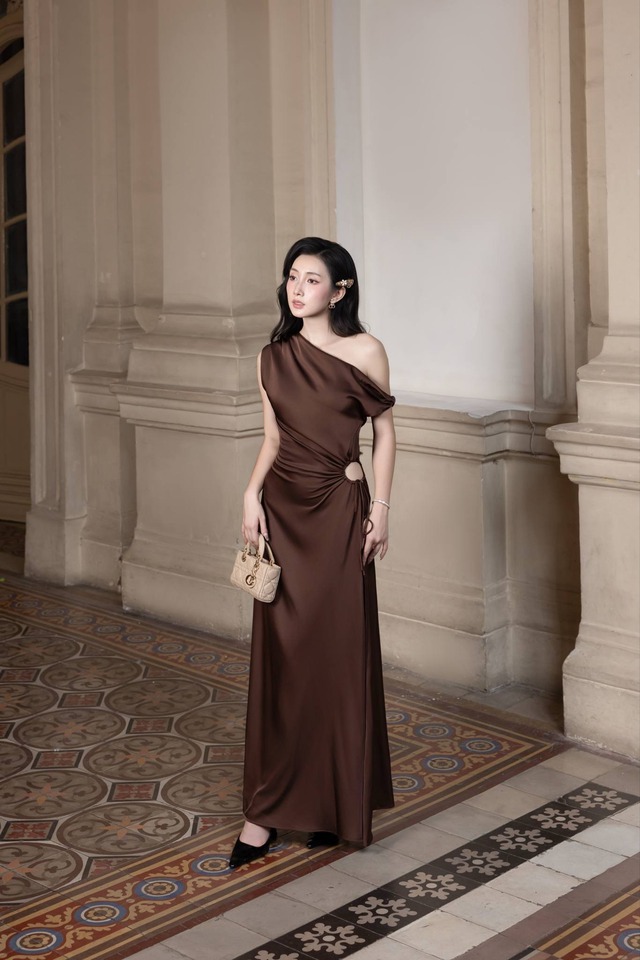 Diện váy lụa đón tết, khi sự sang trọng lên ngôi - Ảnh 2.