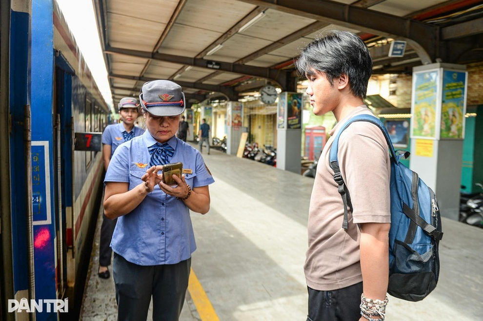 Sợ tắc đường ngày Tết, khách chi 631.000 đồng đi tàu từ Hà Nội về Thanh Hóa - 3