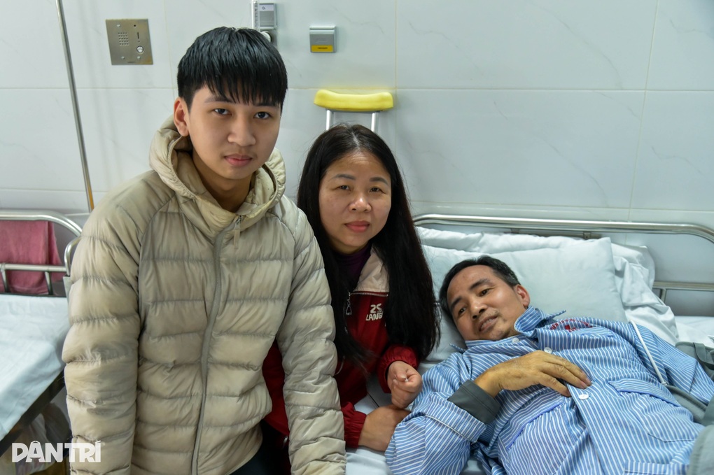 Cả gia đình bám viện chăm người bệnh, mong về nhà đón Tết - 2